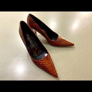 Kenneth Cole alligator print patent leather pumps